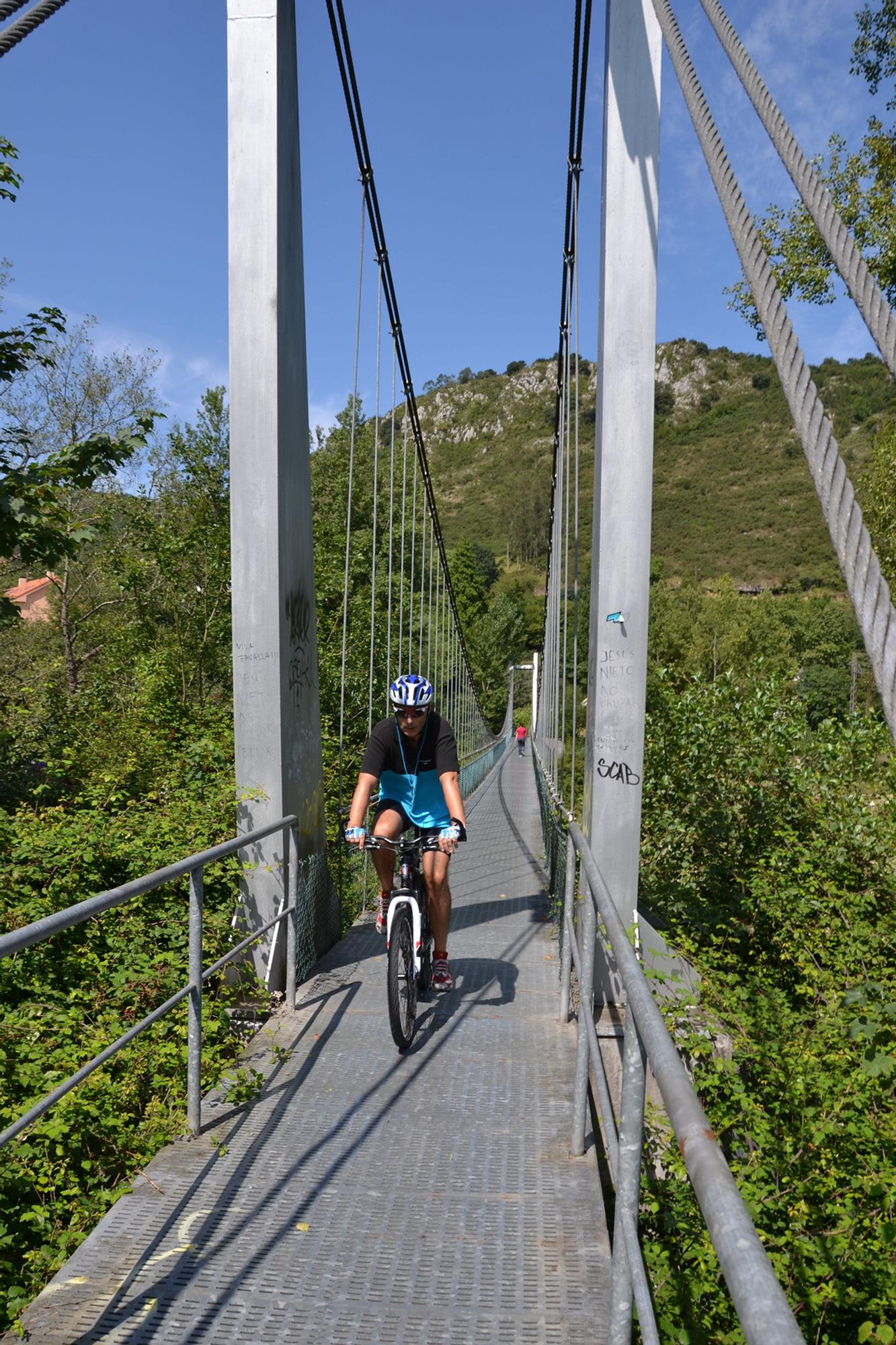 Un ciclista por la vía verde del Fuso de la Reina.