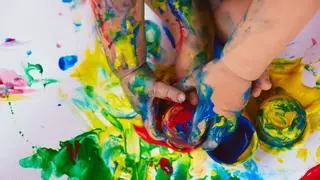 Adiós a las manchas de pinturas al salir del cole: los seis trucos infalibles para limpiar la ropa de los más pequeños