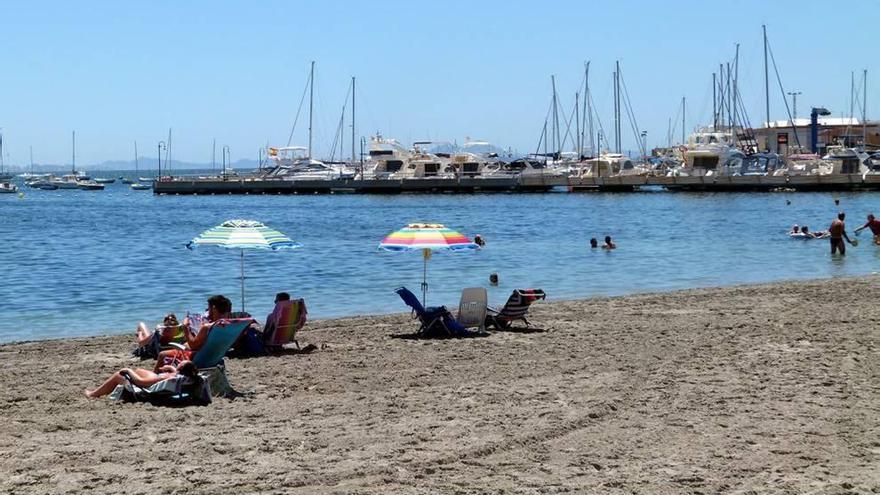 Costas busca la mejor fórmula para limpiar de fangos y regenerar la playa de Villananitos