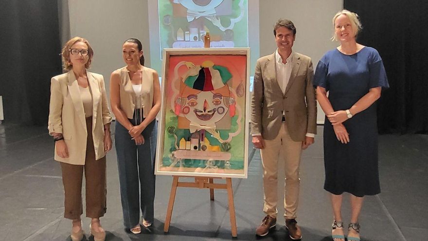 María Hernández, la consejera Carmen Conesa, José Ángel Alfonso y Katarzyna Rogowicz con el cartel. | L. O.