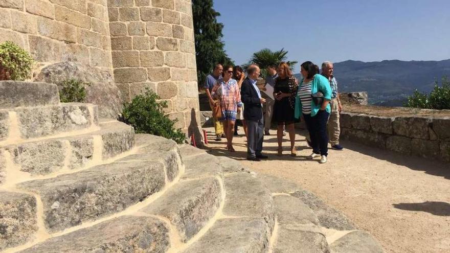 La presidenta Carmela Silva conversa con el alcalde, Xosé Represas, a las puertas del castillo. // D.P.