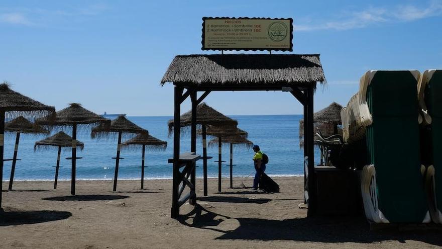Un operario, limpiando una playa de Málaga este domingo.