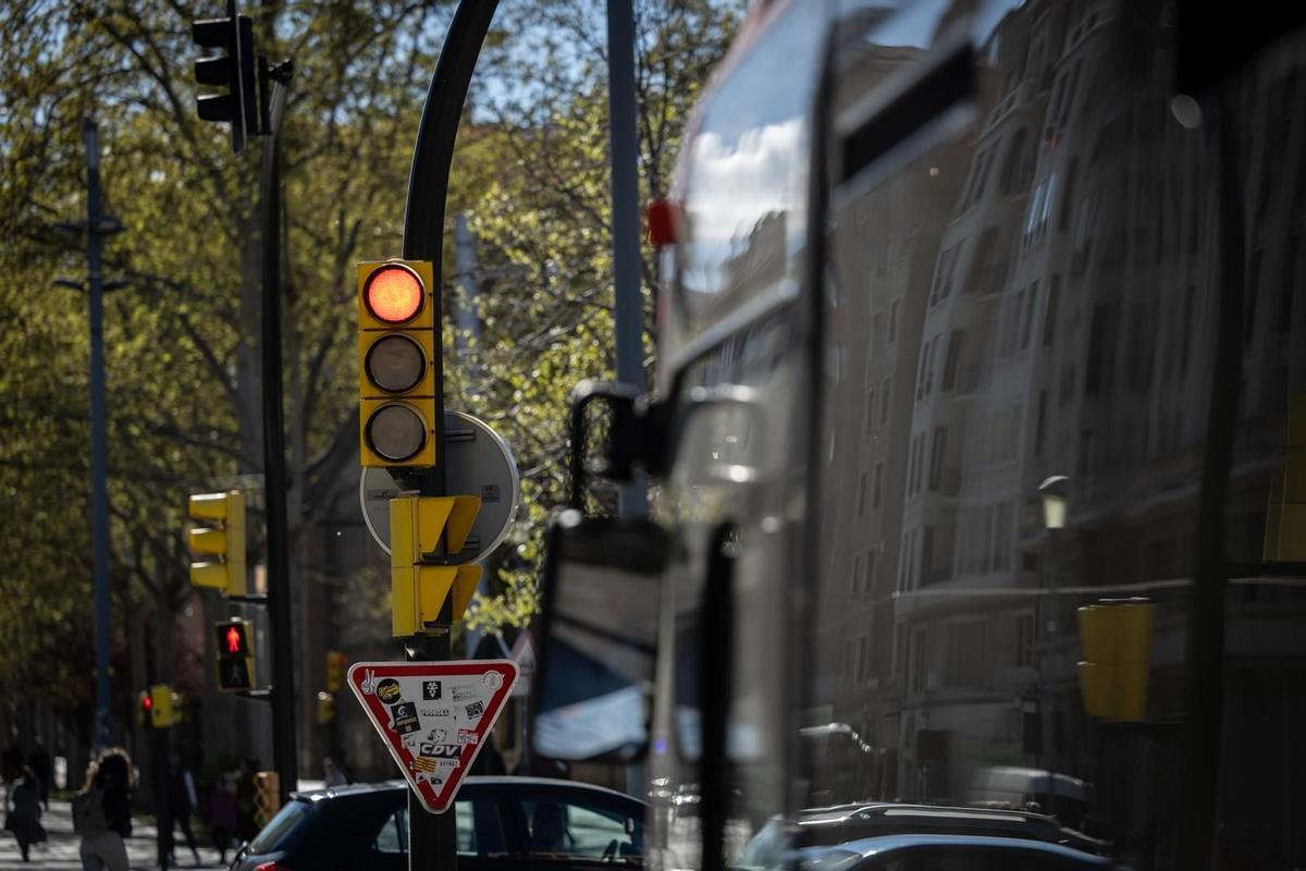 Un autobús parado en un semáforo en rojo.