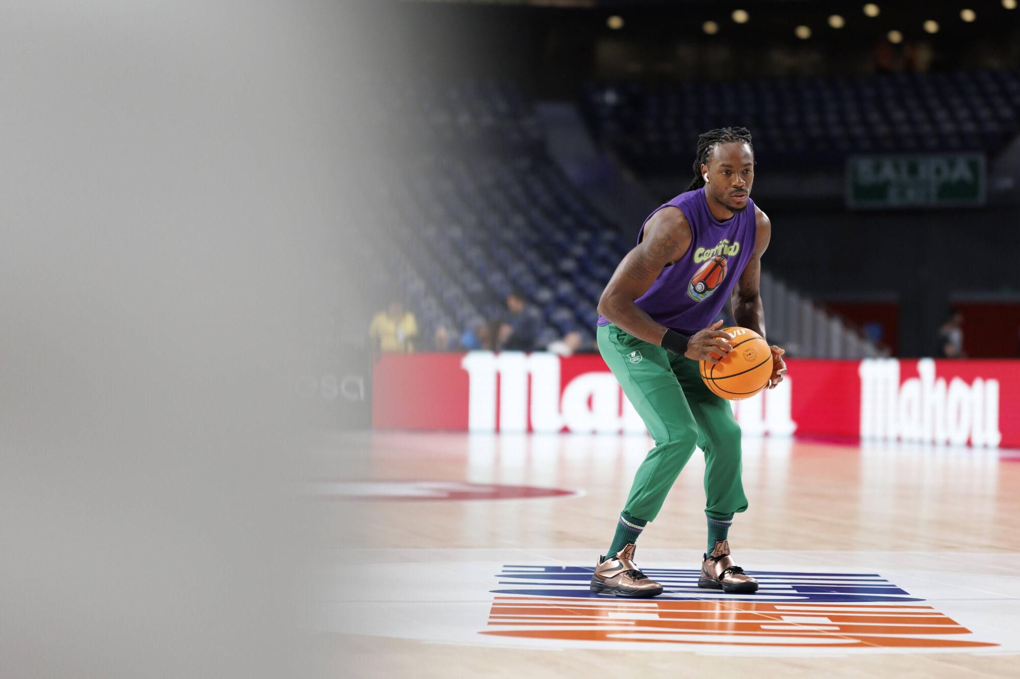 Llegada del Unicaja al Movistar Arena y calentamiento de los verdes