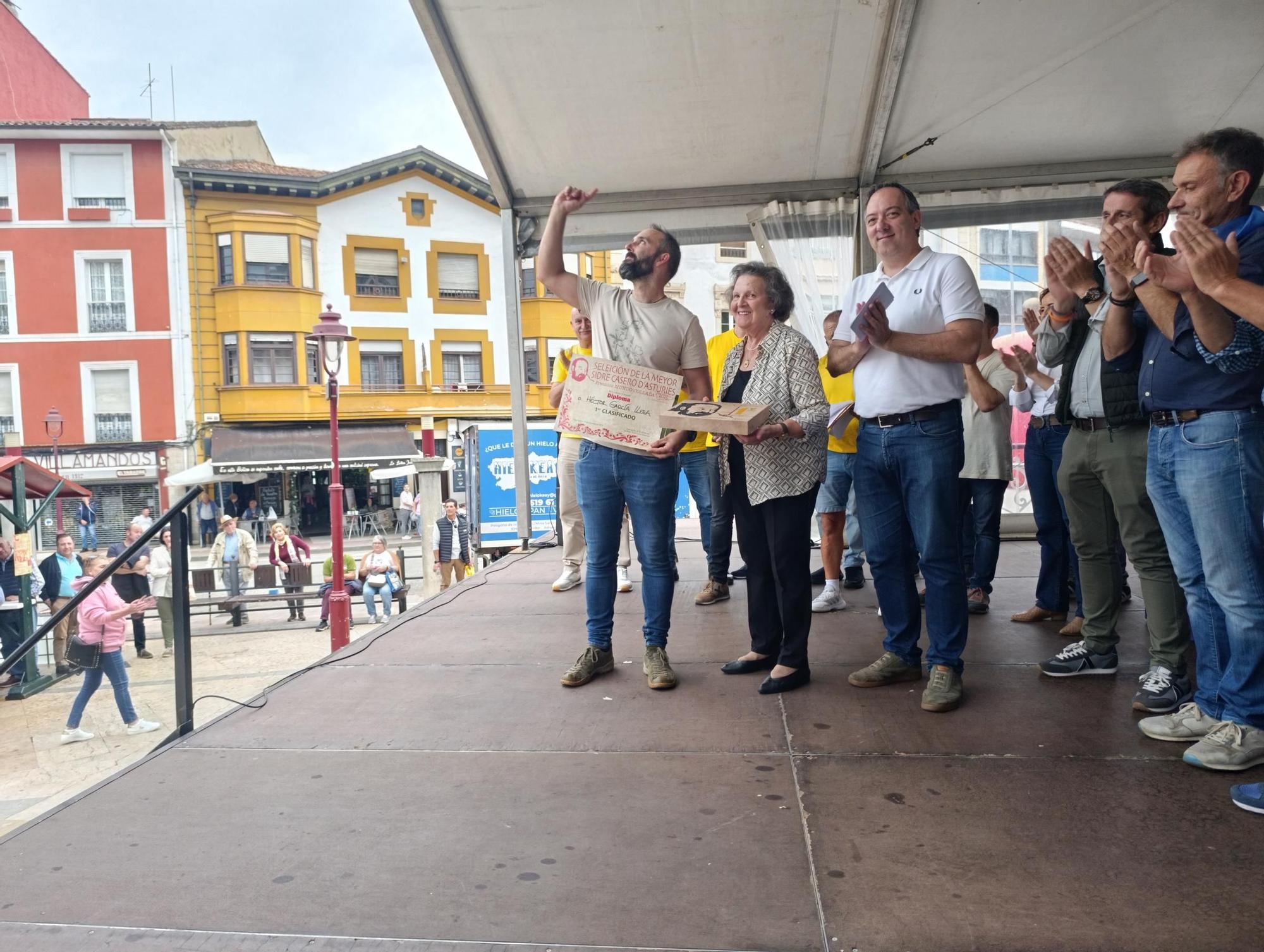 Héctor García, de Llanes,  gana la "champions" de la sidra casera en Villaviciosa