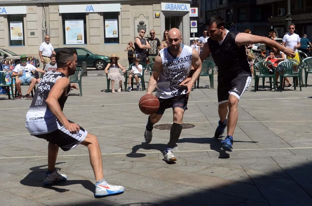 El baloncesto veterano sale a las calles de Vilagarcía. // Noé Parga