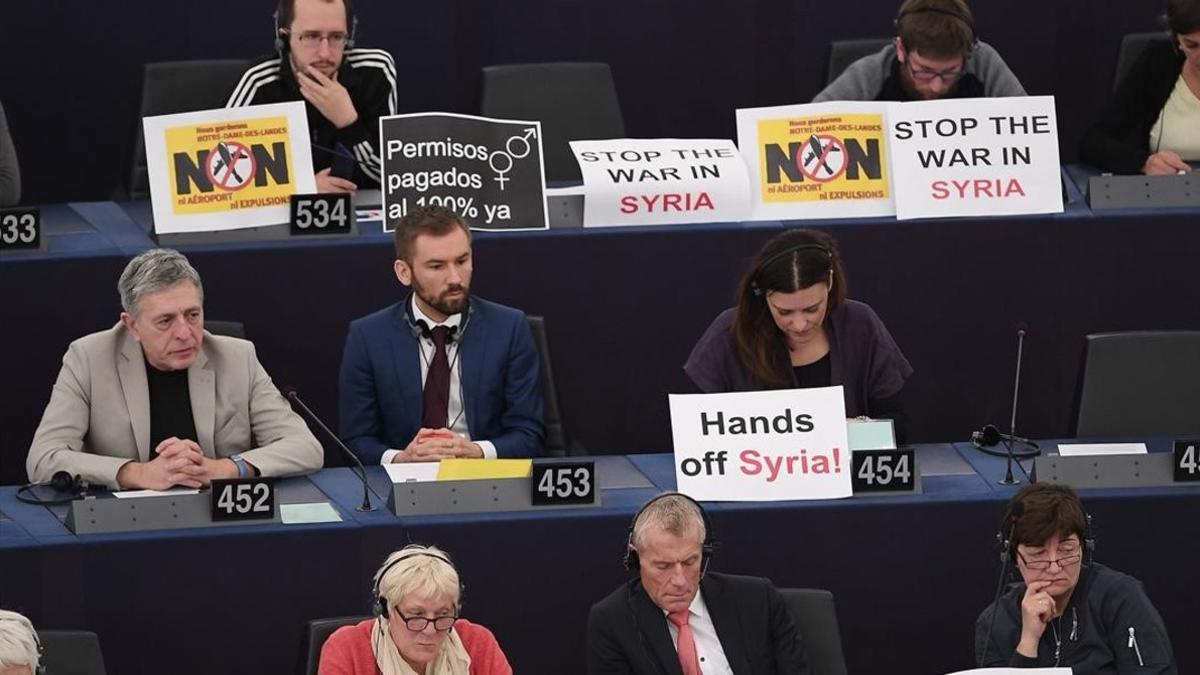 zentauroepp42969252 members of the european parliament sits with signs thats rea180417194852