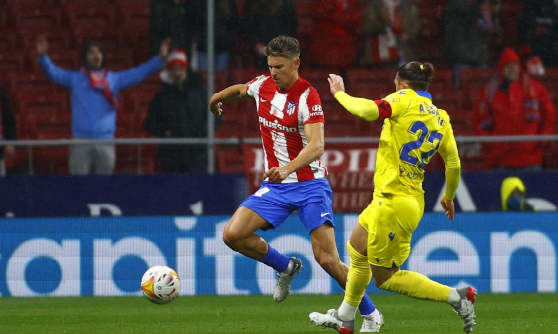 Marcos Llorente disputa una pelota con Espino en el partido.