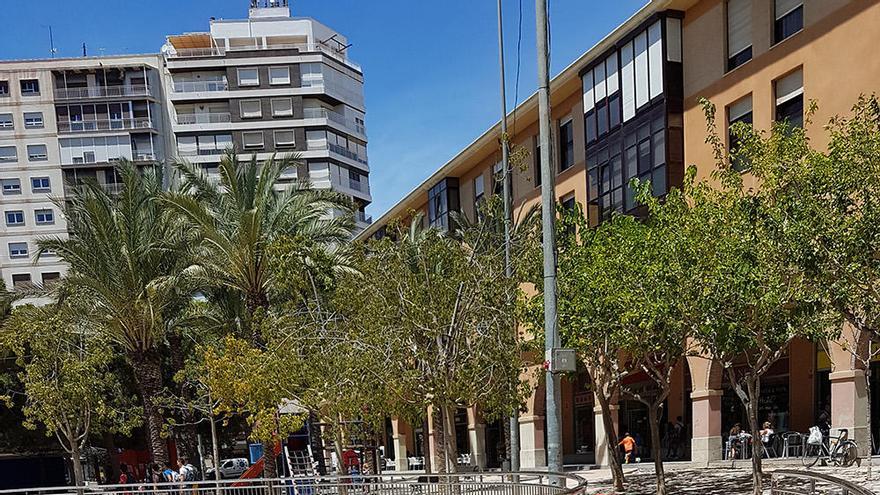 Zona de juegos instalada en la plaza de Juan XXIII que incluye una pista de patinaje.