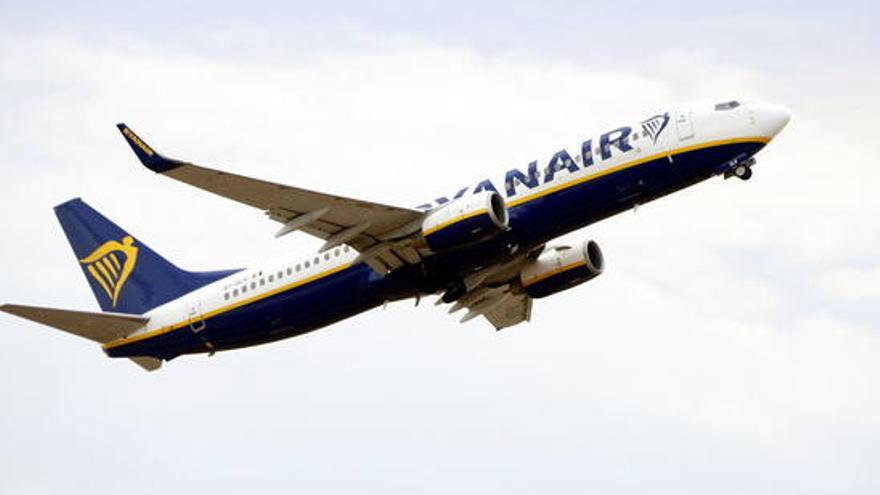 Un avió de Ryanair enlairant-se.