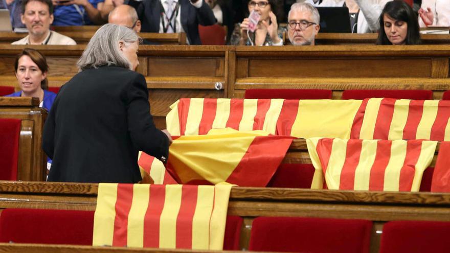 Àngels Martínez, retirando banderas españolas en el Parlament.