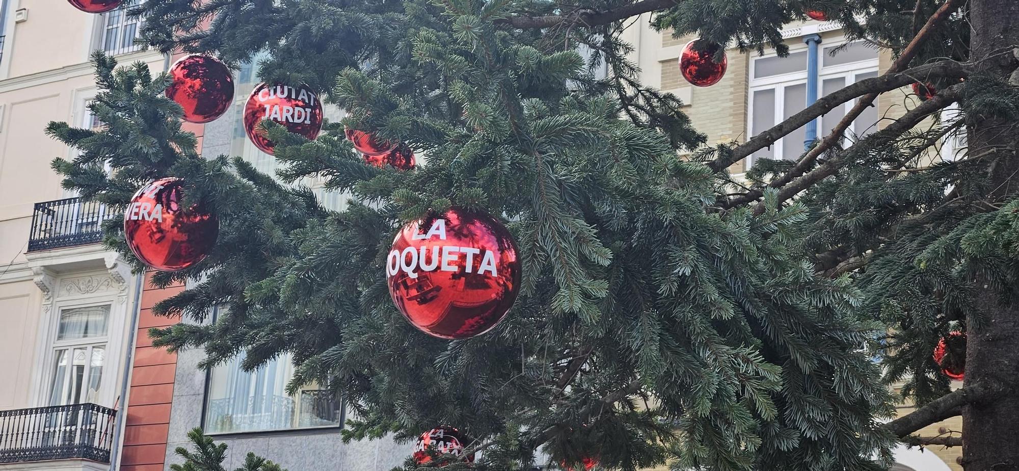 Así es el nuevo "Abeto de los Barrios" de Navidad en el centro de València