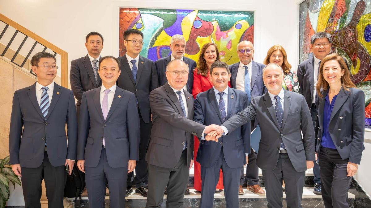 Xi Guohua con David Regades y Pedro Blanco, con otros altos cargos de Citic y Zona Franca de Vigo.