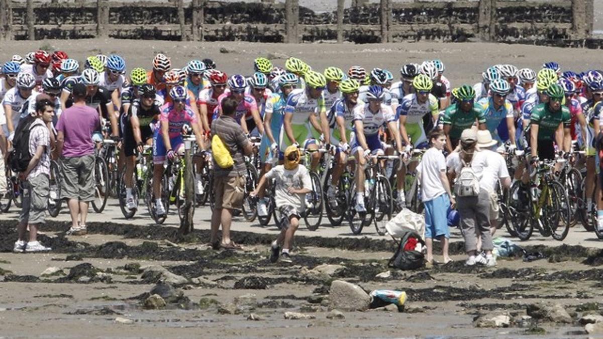 El pelotón del Tour, a su paso por el Passage du Grois, una carretera accesible solamente cuando hay marea baja.