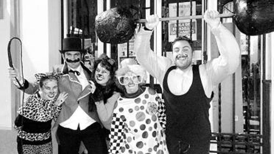 A la izquierda, un grupo de jóvenes disfrazados de miembros del circo. A la derecha, el imitador de Humberto Janeiro.