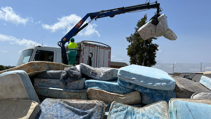 Un colchón reciclado por minuto: Santa Pola empieza a desprenderse de los 45.000 que tiene en el ecoparque