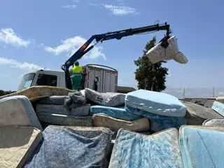 Un colchón reciclado por minuto: Santa Pola empieza a desprenderse de los 45.000 que tiene en el ecoparque