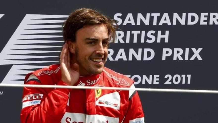El piloto español Fernando Alonso, en Silverstone en el podio del Gran Premio de Gran Bretaña, donde consiguió la victoria. / valdrin xhemaj / efe