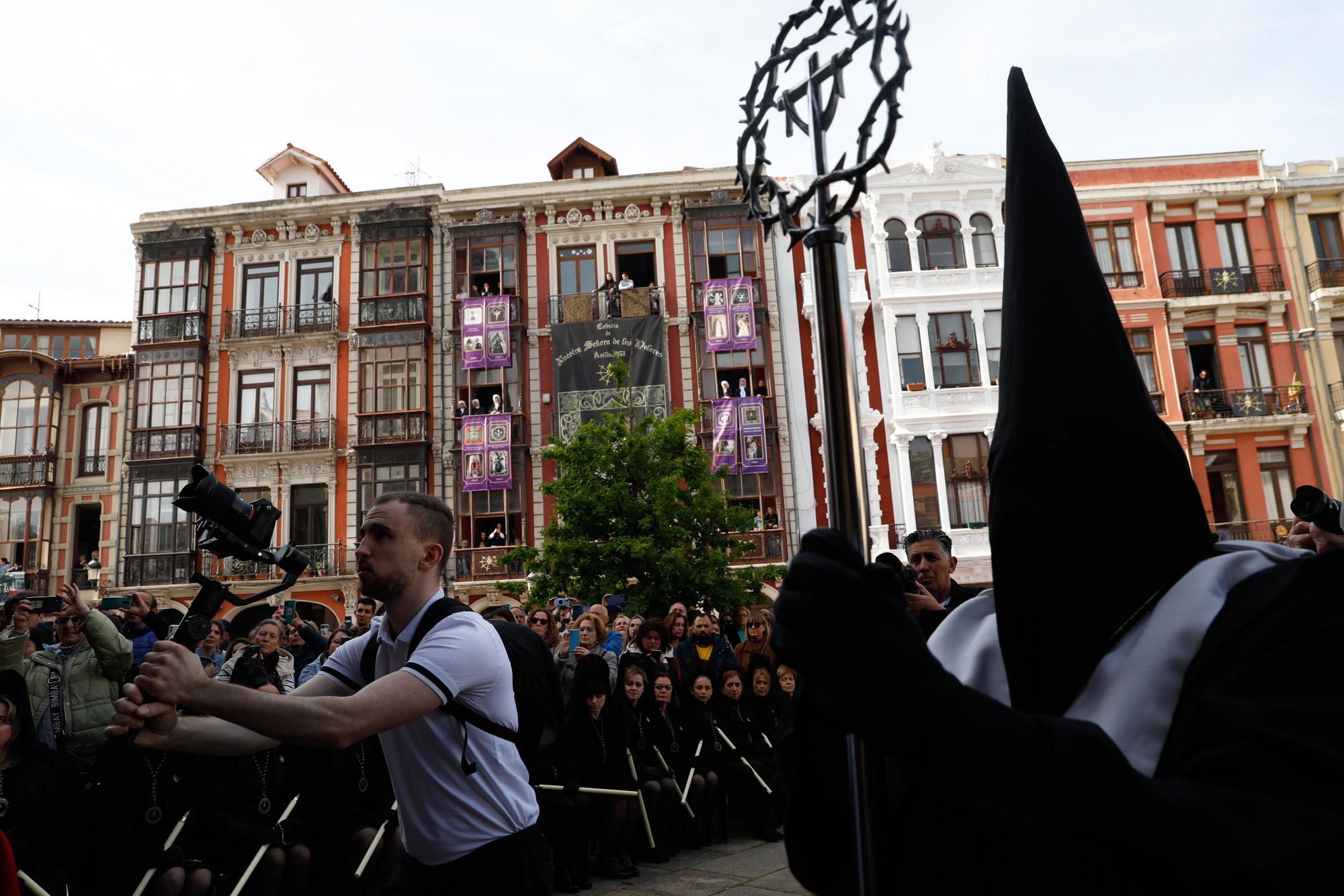 EN IMÁGENES: Emocionante sermón del Desenclavo y procesión del Santo Entierro