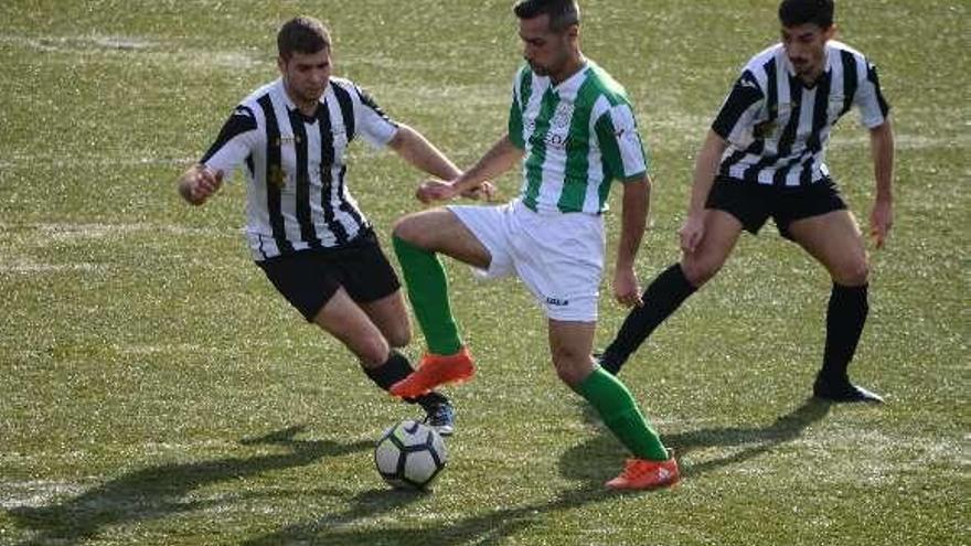 Disputa de un balón, ayer, en el campo de A Graña. // Gonzalo Núñez