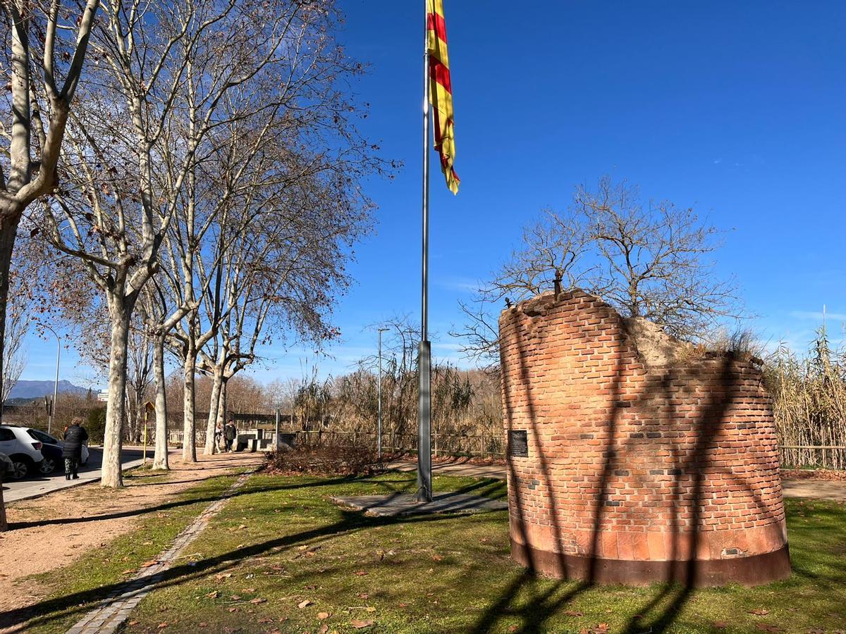 Vista general del pilar de l'antic pont de ferro de Tordera al Parc del Riu