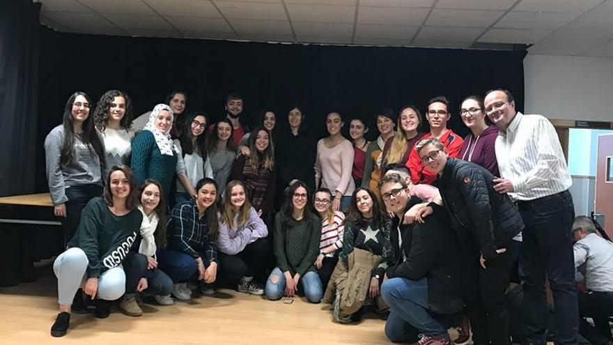 María Blasco con alumnos del IES San Vicente y su director