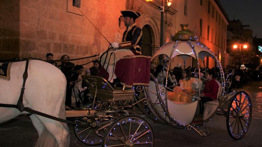 Monedas de chocolate y pompas de jabón en la Cabalgata de Reyes de Lorca