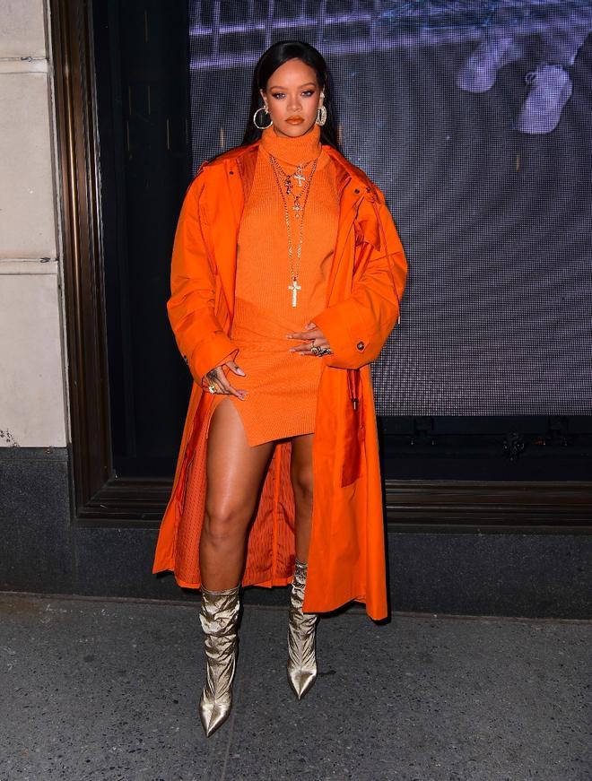 Rihanna con vestido y abrigo en color naranja