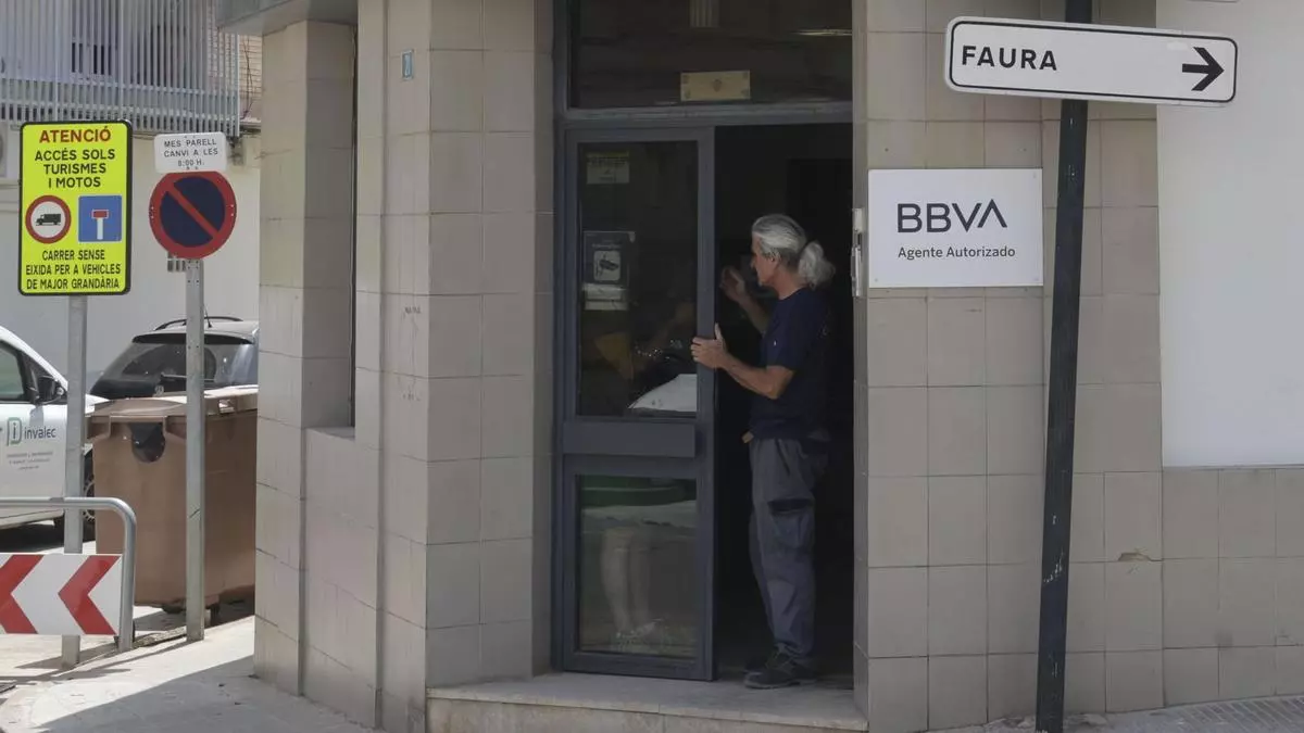 Destrozan de madrugada el cajero de un banco en Benifairó de les Valls y dejan un reguero de daños