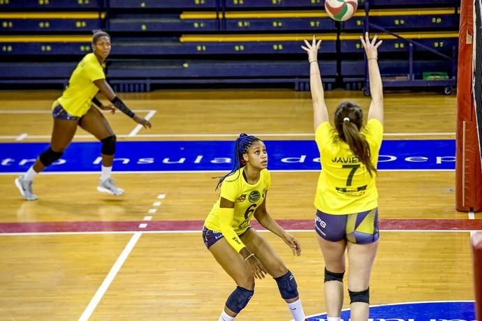 25-02-20 DEPORTES. CENTRO INSULAR DE LOS DEPORTES. LAS PALMAS DE GRAN CANARIA. Entrenamiento y foto de grupo del equipo femenino de volleyball IBSA 7 Palmas.    Fotos: Juan Castro.  | 25/02/2020 | Fotógrafo: Juan Carlos Castro