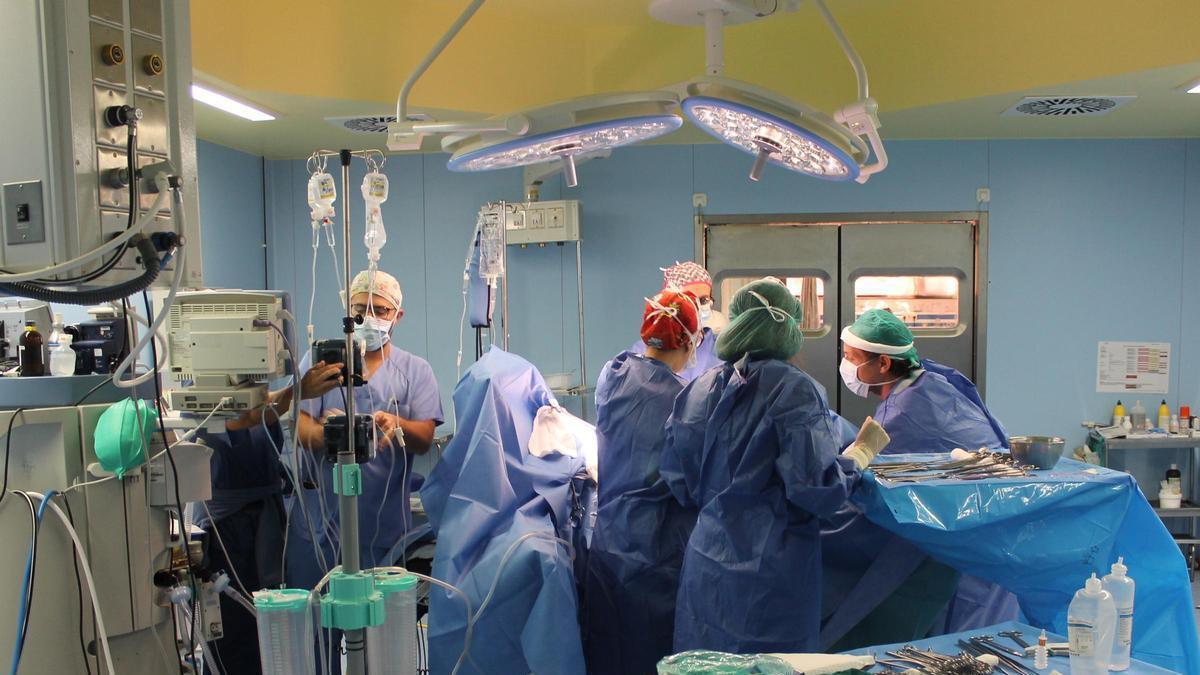 Imagen de archivo de una intervención realizada en los quirófanos del Hospital de la Ribera.