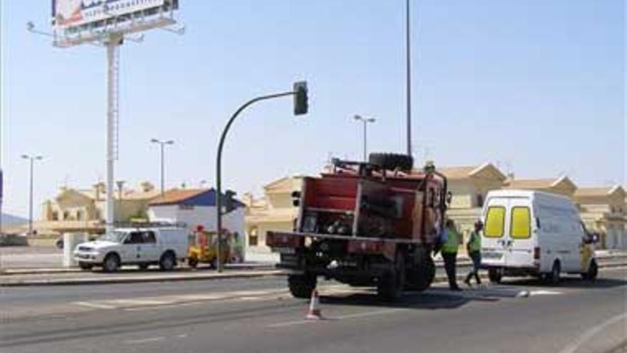 Sufren un accidente cuando iban a sofocar un incendio en el campo