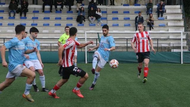 Una acción del duelo Moaña-Juvenil.