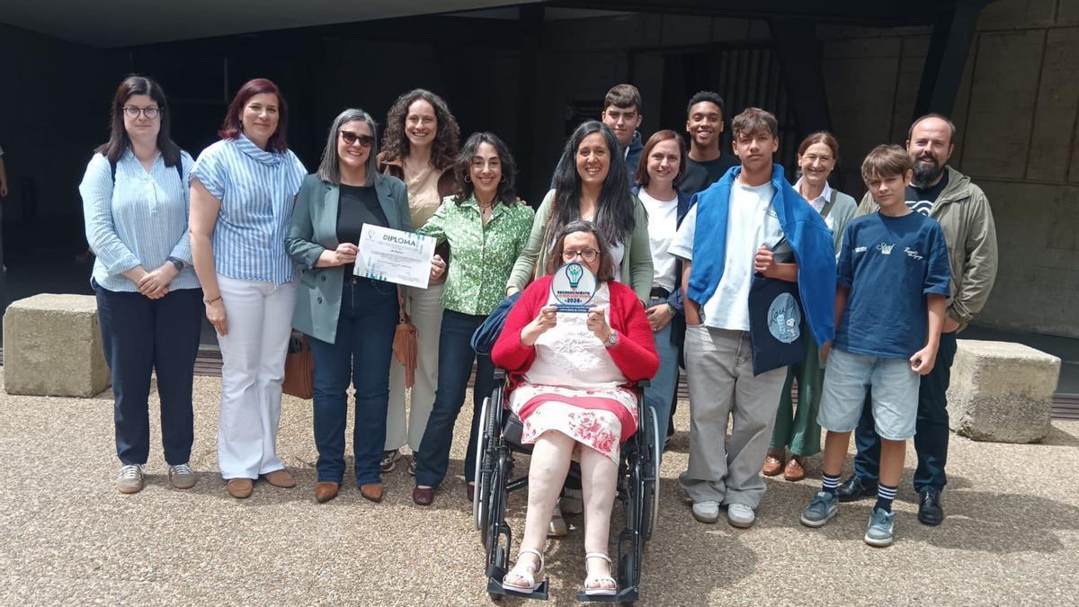 Representantes del instituto de Arriondas tras recibir el premio.
