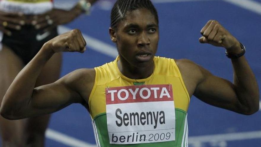 La atleta sudafricana Caster Semenya celebra con una bandera de su país la victoria en la final femenina de los 800 metros, en los Mundiales de Atletismo disputados en Berlín (Alemania).