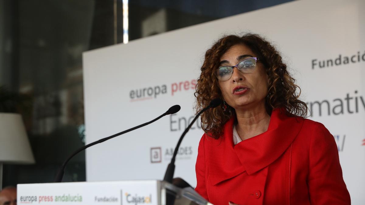 La ministra de Hacienda y Función Pública, María Jesús Montero, realiza la presentación del ponente durante el encuentro informativo organizado por Europa Press Andalucía en el Restaurante Abades, a 5 de mayo de 2023 en Sevilla (Andalucía, España). El alc