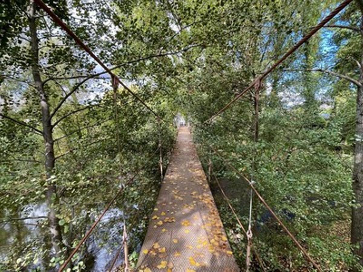 El puente colgante atraviesa el Río Jarama y es un punto popular para tomarse fotografías