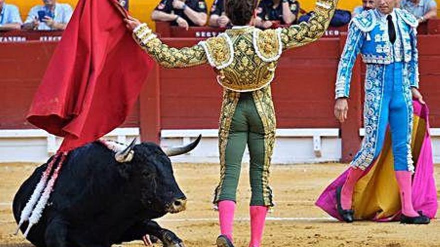 Ginés Marín celebrando la eficacia del buen espadazo al segundo de la tarde.