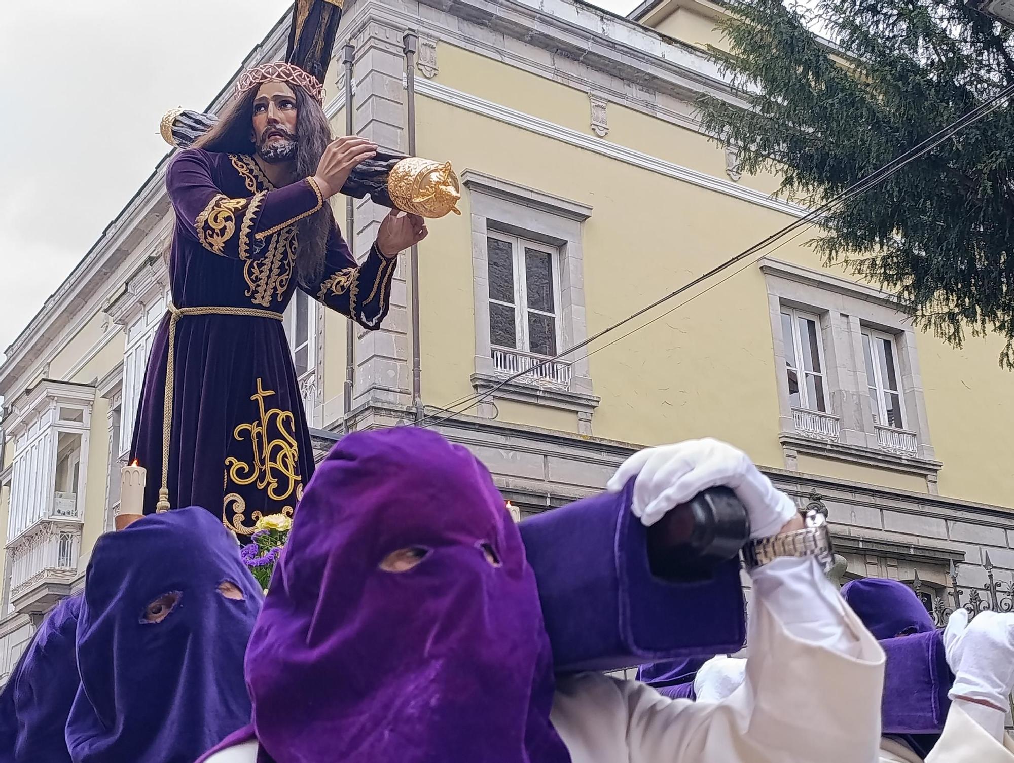 El Nazareno y la Virgen Dolorosa emocionan en Grado