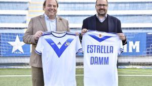 De izquierda a derecha: Hèctor Ibar, presidente del CE Europa, y Jofre Riera, director de Patrocinios de Damm, en el estadio Nou Sardenya, sede oficial del Club.