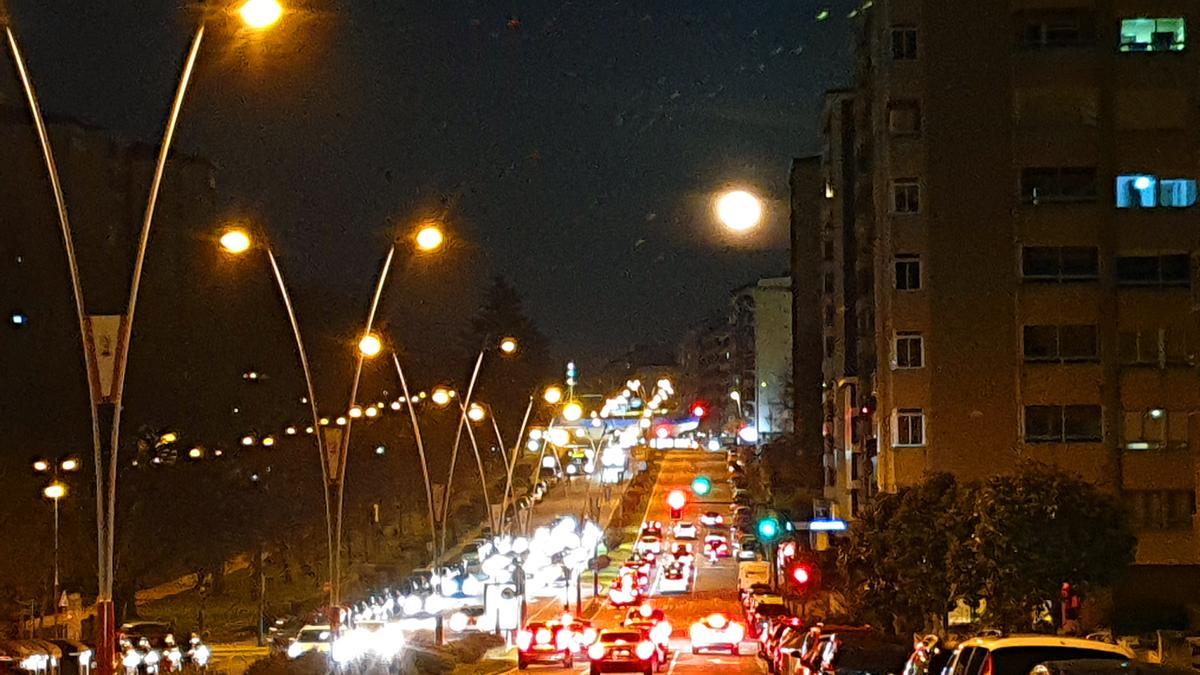 Las farolas de la Avenida de Castelao, encendidas por la noche