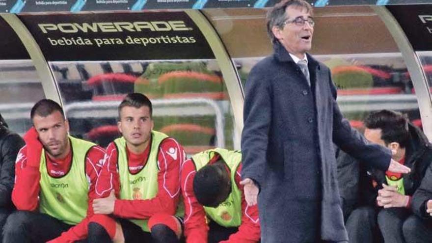 Vázquez protesta al árbitro con Ortuño y Pol detrás.