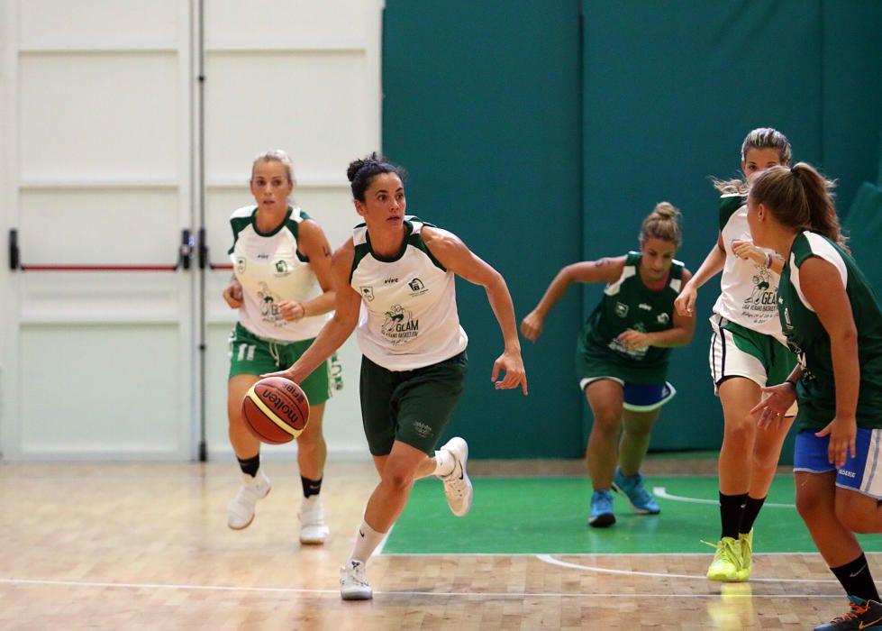 La V edición de la Liga Femenina GEAM arrancó en el Pabellón de Los Guindos de la capital con gran entusiasmo y se prolongará hasta el viernes con más de 200 jugadoras repartidas en 16 equipos