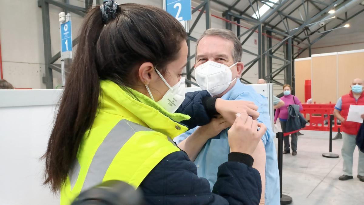 Una sanitaria inyecta la dosis de refuerzo a Abel Caballero