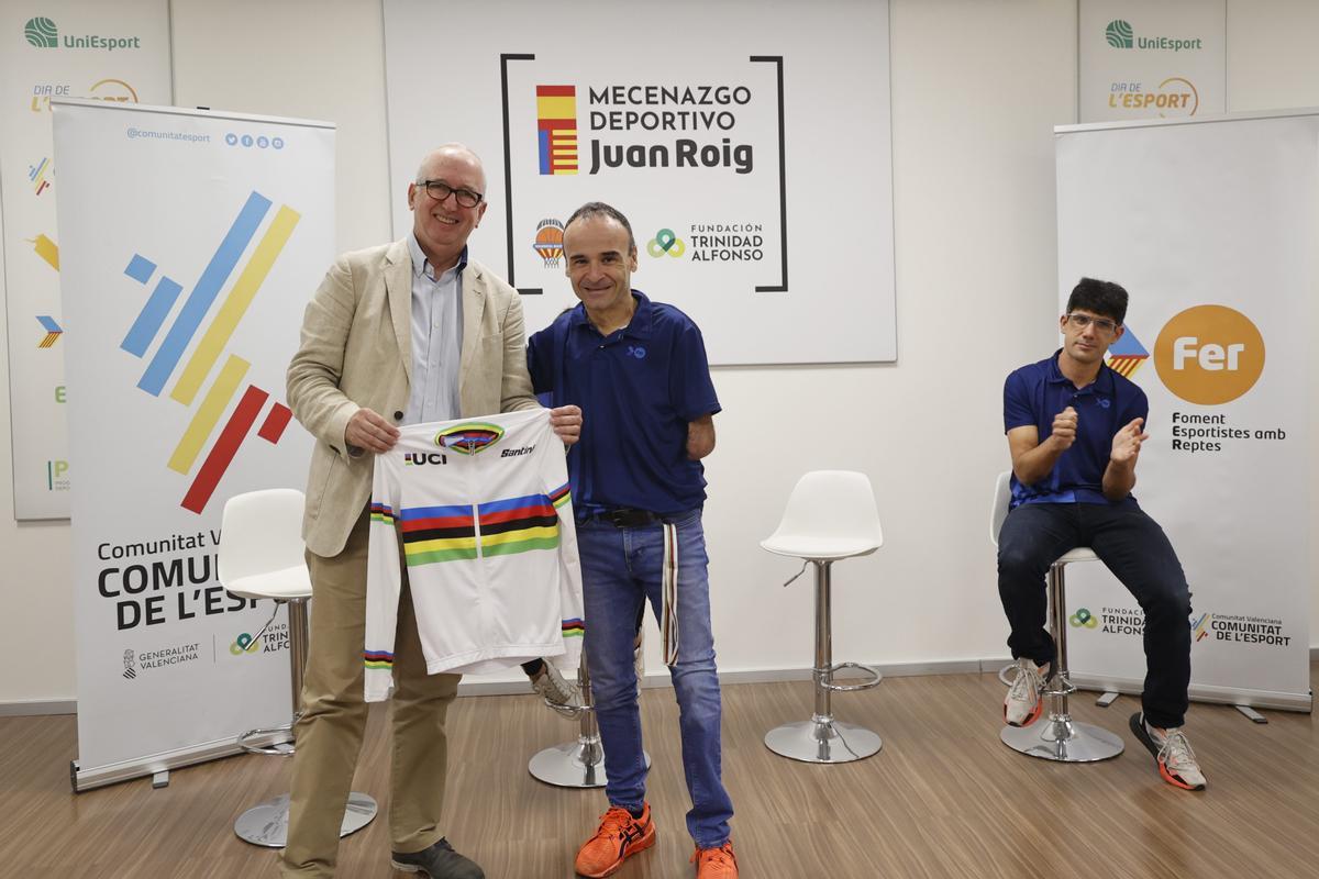 Juan Miguel Gómez recibe de Ricardo Ten un maillot arcoíris de campeón del mundo