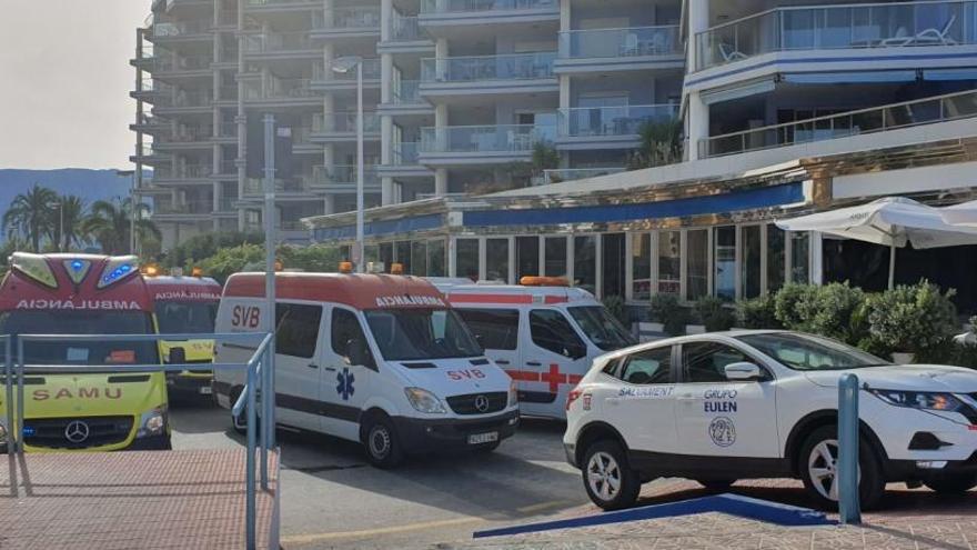 Imagen de archivo de ambulancias en una emergencia en una playa de Calp.