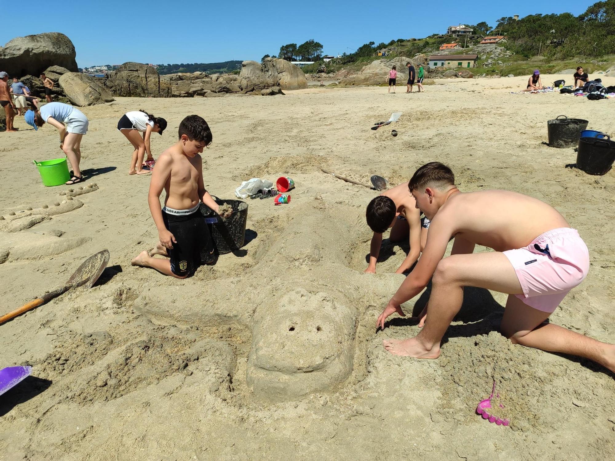 Los alumnos toman A Lanzada para crear esculturas de arena