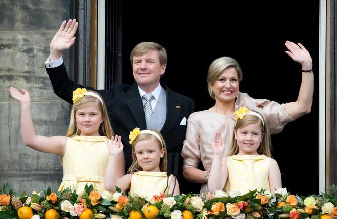 Los reyes de Holanda junto a sus hijas