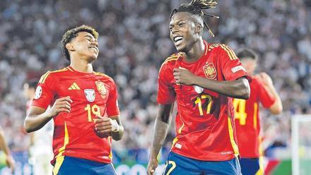 Lamine Yamal y Nico Williams celebran el gol anotado por el segundo de ellos ante Georgia.