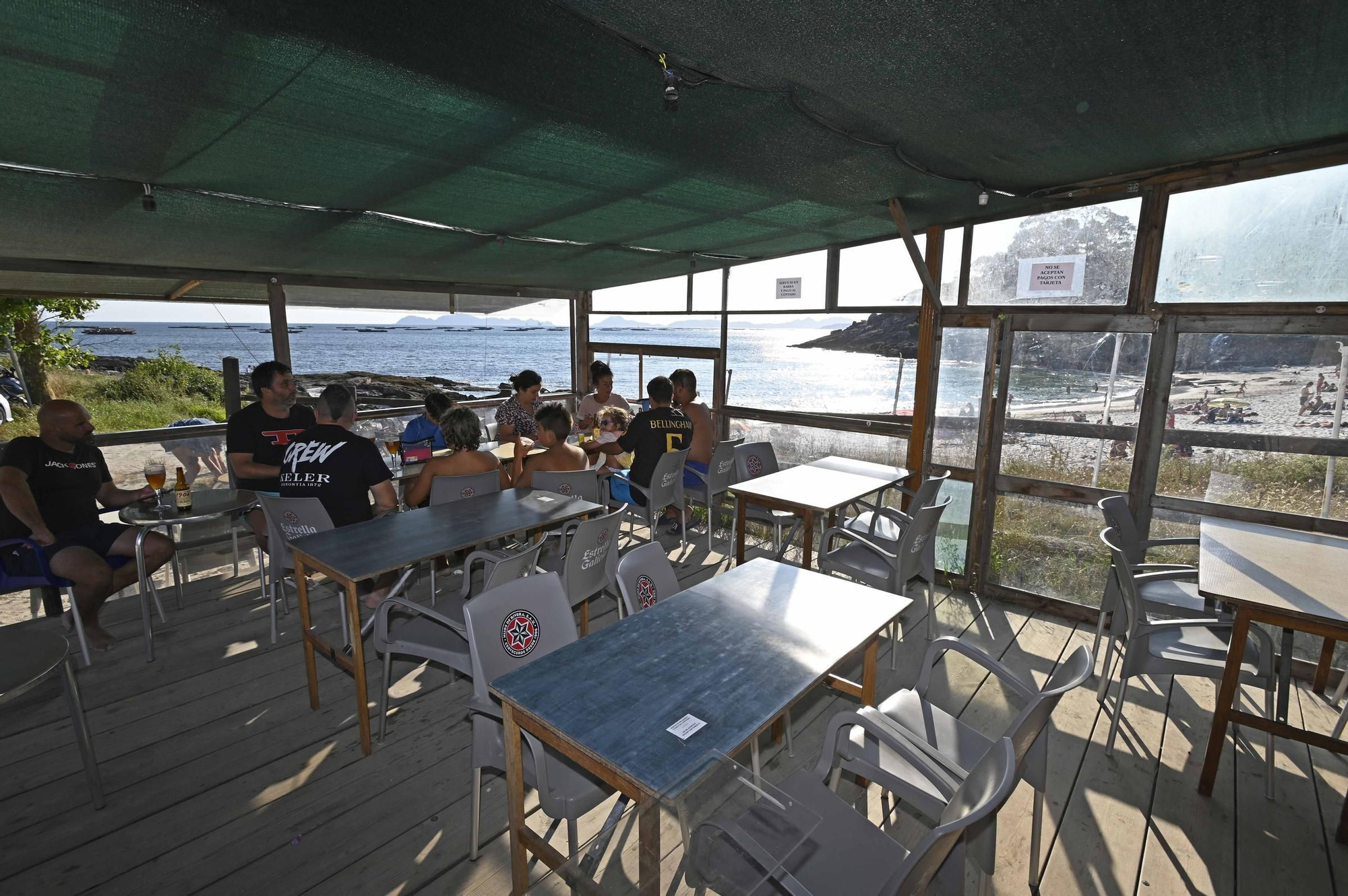 Un día animado en el chiringuito de Areamilla, en Cangas.
